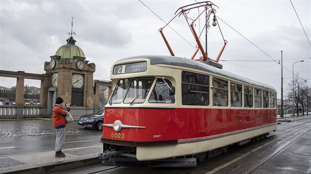 Do prask MHD se na vkend po tm 56 letech vrtily tramvaje typu T2. (8.3.2020)