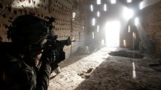 Americký voják pod palbou Talibanu v provincii Kandahár (26. dubna 2012)
