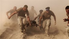 Američtí vojáci odnášejí zraněného kamaráda v afghánské provincii Kandahár. (2....