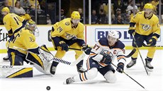 Connor McDavid z Edmontonu bojuje o puk v utkání proti Nashvillu.