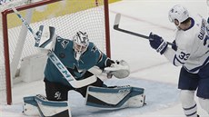 Martin Jones v brance San Jose zasahuje v utkání proti Torontu.