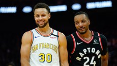 Stephen Curry (vlevo)z Golden State a Norman Powell z Toronta.