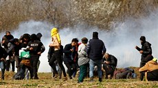 Migranty na turecko-řecké hranici bezpečnostní složky rozhání slzným plynem....