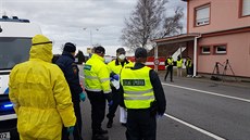 Policisté, hasi�i a celníci kontrolují na 10 hrani�ních p�echodech cestující...