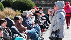 Turisté a lázetí pacienti na karlovarské Mlýnské kolonád