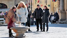 Turisté a lázetí pacienti na karlovarské Mlýnské kolonád.