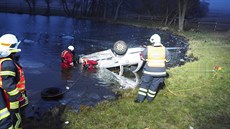 Pi dopravní nehod u Bochova skonilo auto v rybníku. (17. ledna 2020)