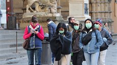 Turisté s rou�kami v italské Florencii (7. b�ezna 2020)