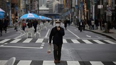 Mu s roukou na ulici v hlavním japonském mst Tokiu (7. bezna 2020)