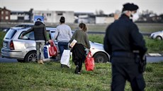 Lidé nakládají zásoby do auta ped vstupem do italského msta Casalpusterlengo,...