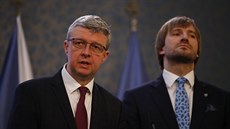 Ministr dopravy a prmyslu Karel Havlíek (vlevo) a ministr zdravotnictví Adam...