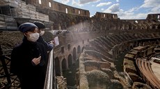 Turisté s roukami si prohlíí ímské Koloseum (7. 3. 2020).