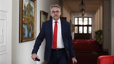 Ministr obrany Lubomír Metnar pichází na spolené jednání vlády, hygienik,...