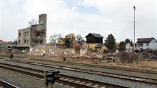 Na místním nádraží v Prostějově zbourali zchátralé  lokomotivní depo. (březen...