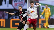 Patrik Schick (Lipsko) se snaí uniknout Svenu Benderovi (Leverkusen).