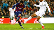 Hvězdný Lionel Messi z Barcelony střílí na branku během zápasu s Realem Madrid.