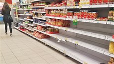 I v n�kterých jiho�eských obchodech lidé vykoupili t�stoviny �i mouku.