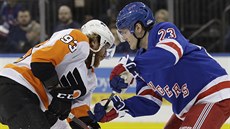 Jakub Voráek z Philadelphie (vlevo) a Adam Fox z New Yorku Rangers