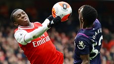 Eddie Nketiah z Arsenalu (vlevo) a Jeremy Ngakia z West Hamu