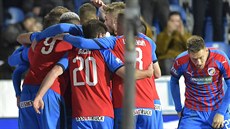 Fotbalisté Plzn se radují z vítzného gólu v závru utkání proti eským...