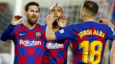 Fotbalisté Barcelony oslavují gól Lionela Messiho (vlevo).
