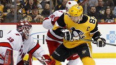 Sidney Crosby z Pittsburghu v anci ped branáem Alexem Nedeljkovicem z...