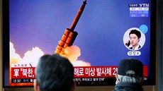 Jihokorejci sledují zprávy o vypálení dvou blíe neurených severokorejských...
