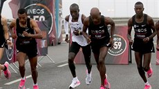Eliud Kipchoge (v bílém dresu) loni v botách zab�hl maraton ve Vídni za 1...