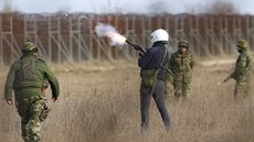 �ecká armáda st�ílí slzný plyn b�hem poty�ek s voják� a policist� s migranty,...