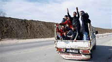 Migranti v náklaáku cestují k ecko-turecké hranici. Tisíce migrant se vydalo...