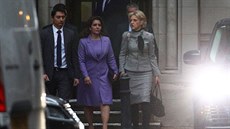 Dcera jordánského krále, princezna Hája (ve fialovém saku) odchází od britského...