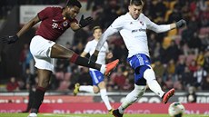 Spar�anský úto�ník Benjamin Tetteh pálí p�es Patrizia Stronatiho, blokujícího...