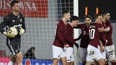 Sparantí fotbalisté slaví jeden z gól v pohárovém tvrtfinále s Baníkem...