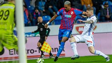 Obránce Mladé Boleslavi Ondej Mazuch se snaí zastavit Jean-Davida Beauguela,...