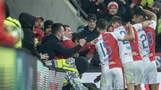 ERVENOBÍLÁ EUFORIE. Slávistití fotbalisté se radují z pozdního vyrovnání v...