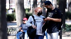 Lidé se ped koronavirem chrání roukami. (29. února 2020)