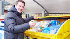 Starosta obce Lib�atov na Úpicku Jaroslav Pich osobn� dohlí�í na t�íd�ní odpadu.