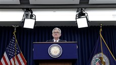 �éf amerického FEDu Jerome Powell hovo�í na konferenci ve Washingtonu. (3....