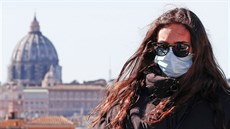 Žena se chrání rouškou proti nákaze koronavirem v centru Říma. (28. února 2020)