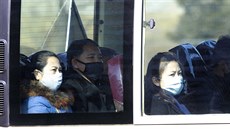 Cestující v Pchongjangu se chrání respiraními roukami kvli strachu z nákazy...