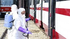 Preventivní dezinfekce na tramvajové stanici v Pchongjangu (3. bezna 2020)
