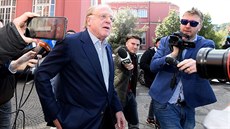 Paolo Scarini, prezident AC Milán, opou�tí Palác Coni v �ím�, kde se...