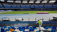 Dezinfekce hledi�t� stadionu San Paolo v Neapoli. Odvetné utkání semifinále...