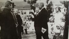 Pivítání prezidenta Masaryka ve áe s dobovými popisky jednotlivých postav.