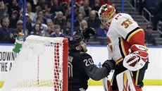 David Rittich hlídá bránu Calgary ped Joem Thorntonem z Toronta. Te se s ním sejde v jednom týmu