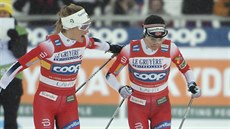 Norka Therese Johaugová na p�edávce s Heidi Wengovou ve �tafet� v Lahti.