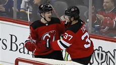 Joey Anderson a Pavel Zacha slaví gól New Jersey Devils.