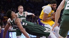 Anthony Davis z Los Angeles Lakers se probíjí obranou Milwaukee Bucks, Janis...