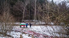 Fanouci s bulharskou vlajkou za zátarasy kolem areálu v Novém Mst na Morav,...