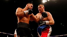 Hughie Fury a Pavel �our (vpravo) p�i souboji t�ké váhy v Manchesteru.